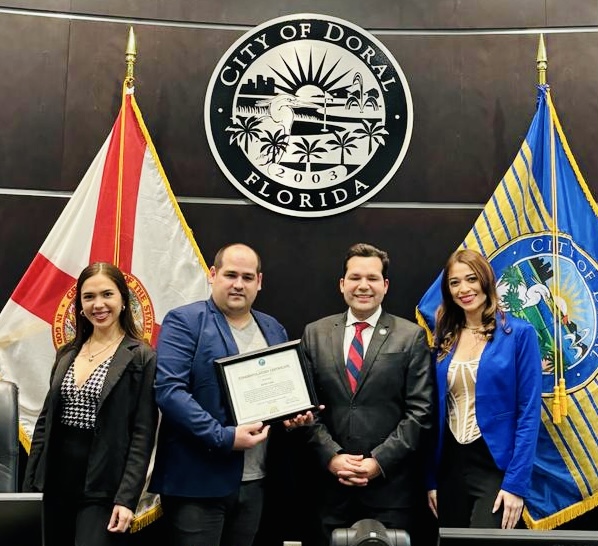 De izq. a der. Nazareth Roa, de Ezenzia_ Javier Lazo, fundador y propietario de Ezenzia_ Rafael Pineyro, vicealcalde de Doral_ Jessica Fonseca, imagen de Ezenzia